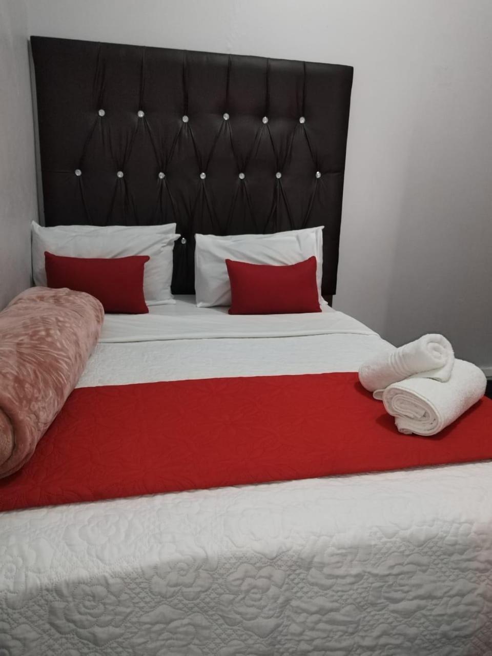 The Croc Guest House Springs  Eksteriør billede