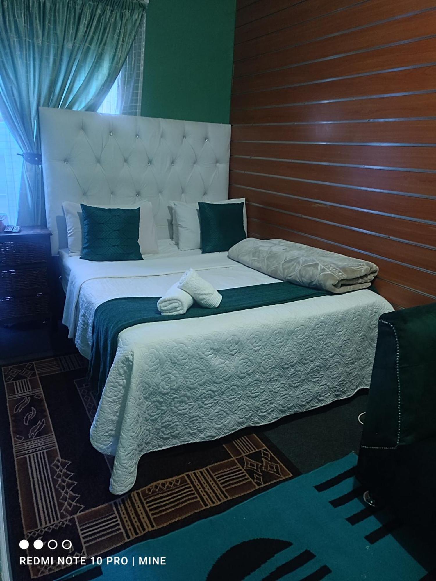 The Croc Guest House Springs  Eksteriør billede